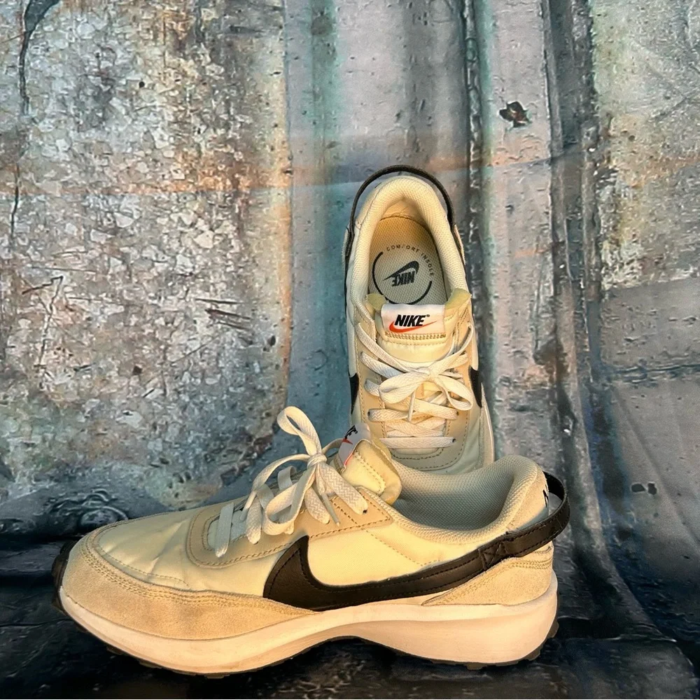 Nike Swoosh Detail Beige and Black Sneakers W 9.5M‎ M 8M